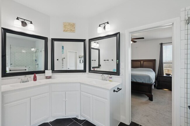 Foto del edificio - Spacious 3-Bed + Game Room on Corner Lot w...