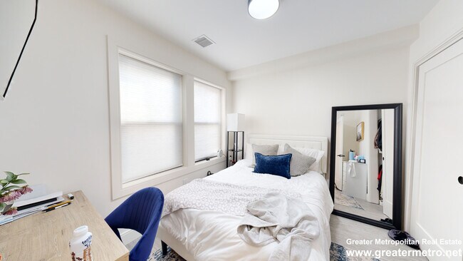 Foto del edificio - 353 E 8th St