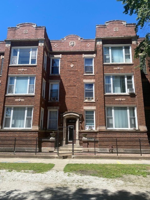 Entry - 6840 S Ridgeland Ave