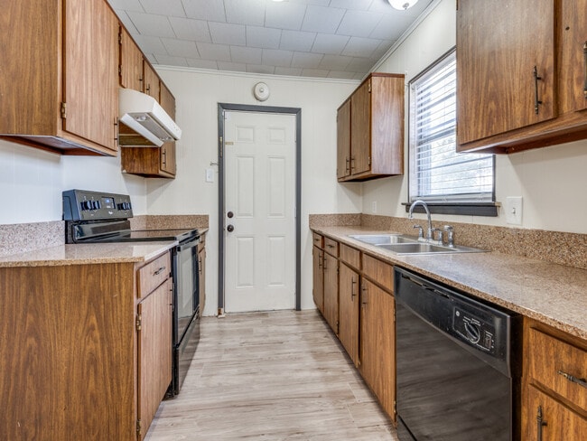 Building Photo - 9311 Oakland Dr
