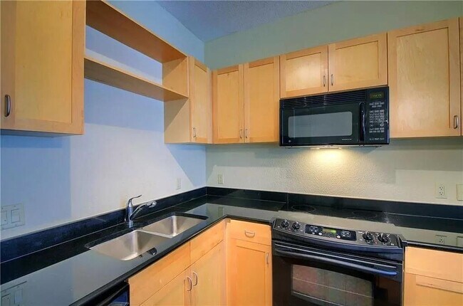 Building Photo - 711 W 26th St