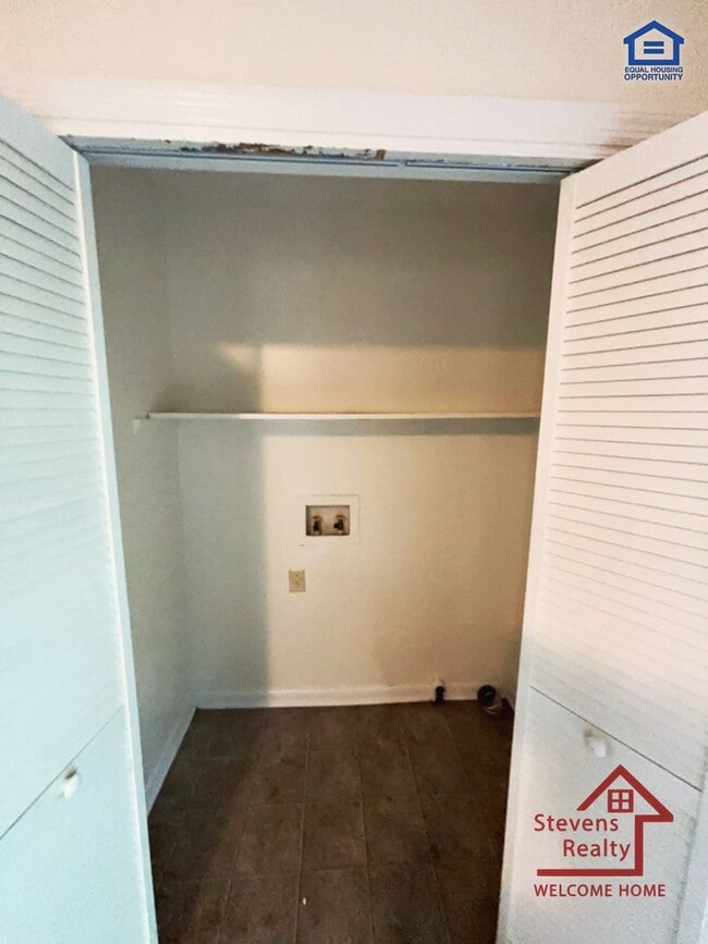 Building Photo - 402 Oriole Dr