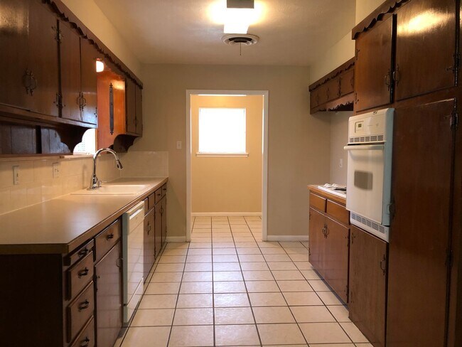 Foto del edificio - Coming Soon Spacious 3 Bedroom 2 Bath Home in Southwest Fort Worth
