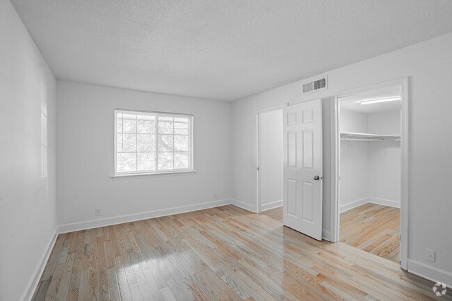 1BR, 1BA - 870SF - Primary Bedroom - Kensington Park