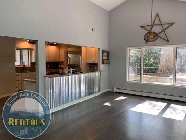 Building Photo - Luxurious 3 Bedroom Home Off 105 Bypass!