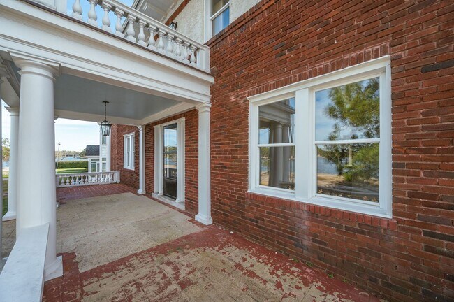 Building Photo - Waterfront in COLONIAL PLACE