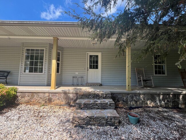 Building Photo - Country Charmer