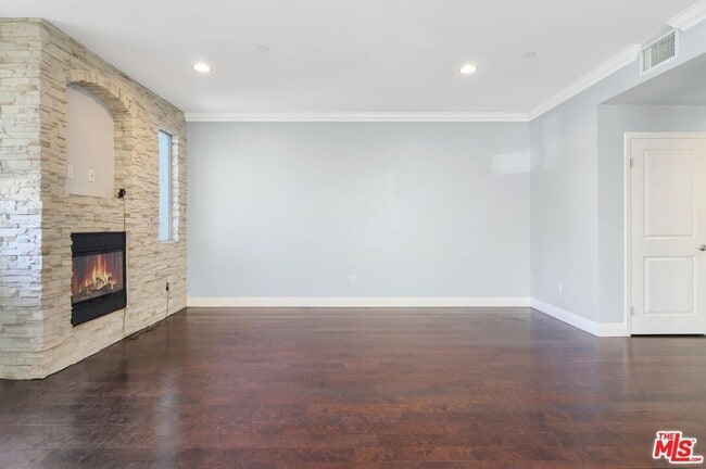 Building Photo - 4550 Coldwater Canyon Ave