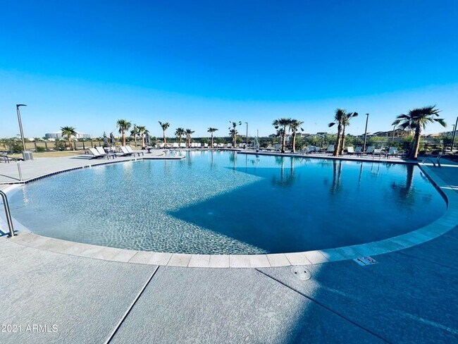 Foto del edificio - Brand New !! 2022 single level 3 bedroom home with Pool in upscale Westgate community in Glendale