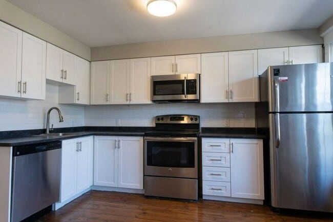 Building Photo - Central 2 Bed with ensuite laundry!