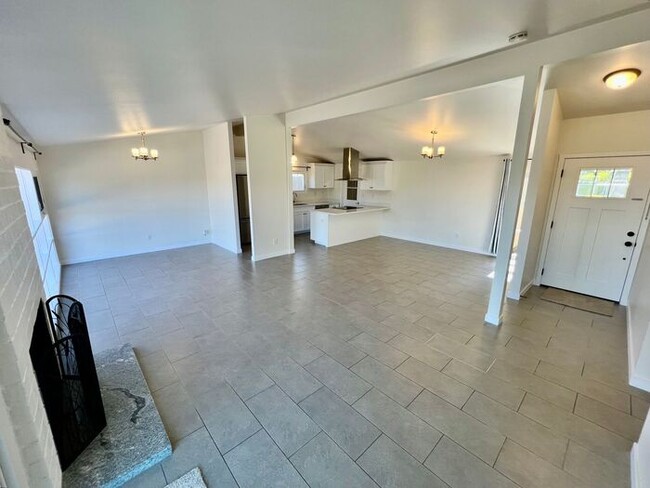 Foto del edificio - Charming 3-Bed, 2-Bath Home with Canyon Views & Attached Garage