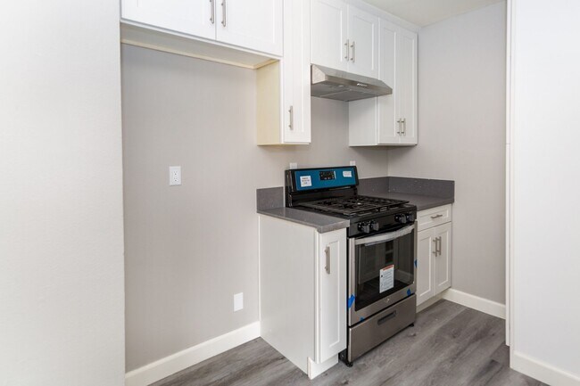 Building Photo - Fully Renovated 1 bedroom Apartment! 1/2 o...
