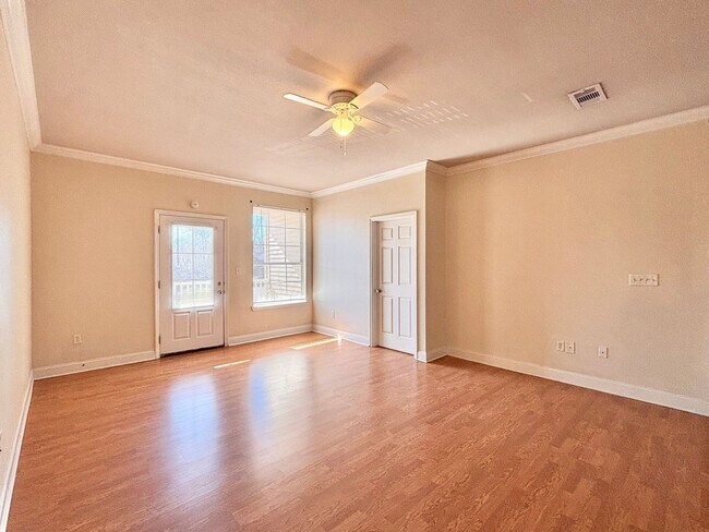 Building Photo - 3 Bedroom Condo Near LSU! Located in a gat...