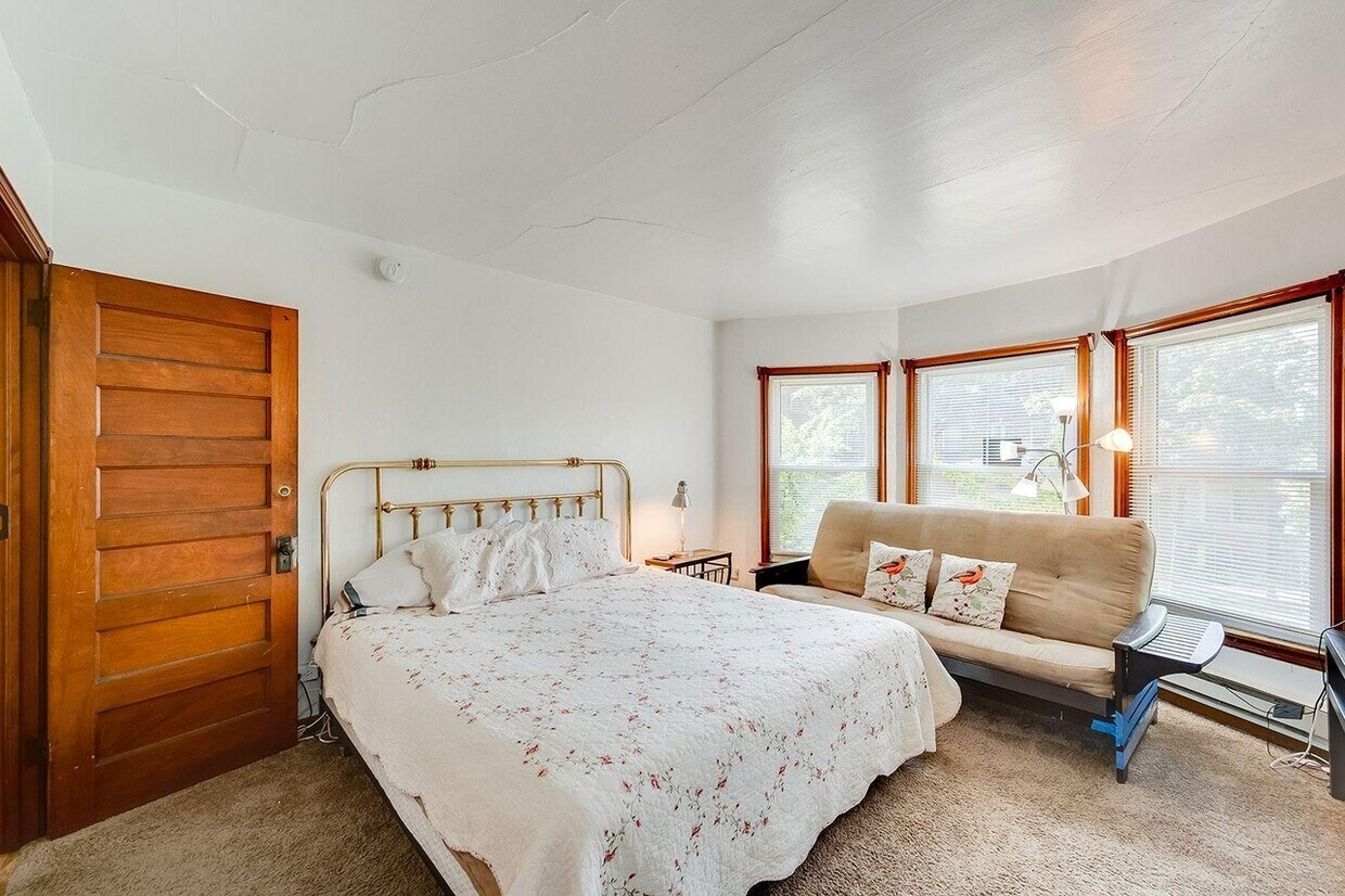 Foto principal - 2501 Emerson Ave S