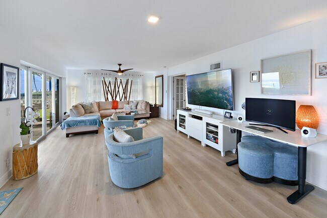 Building Photo - 1203 Hillsboro Mile