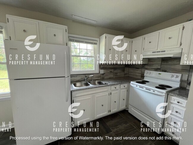 Foto del edificio - Great 3 Bed 2 Bath Tri Level with HUGE bac...