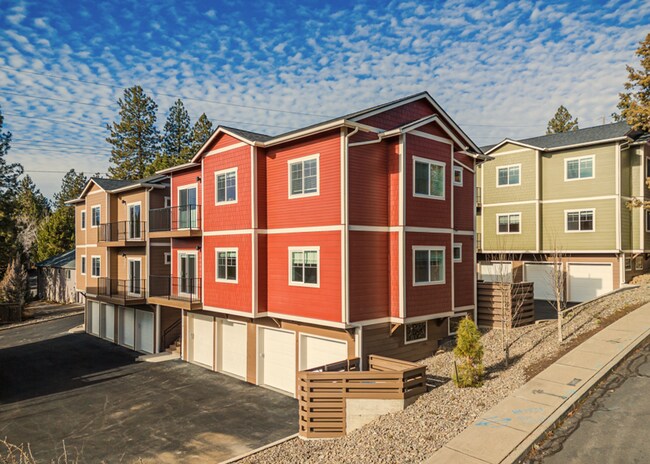 Building Photo - New 2 Bed/1 Bath Duplex Apartment with Two...