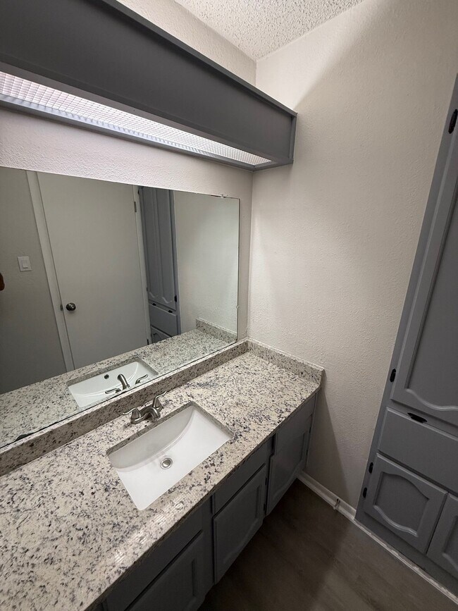 Building Photo - 7534 Lincoln Village Dr