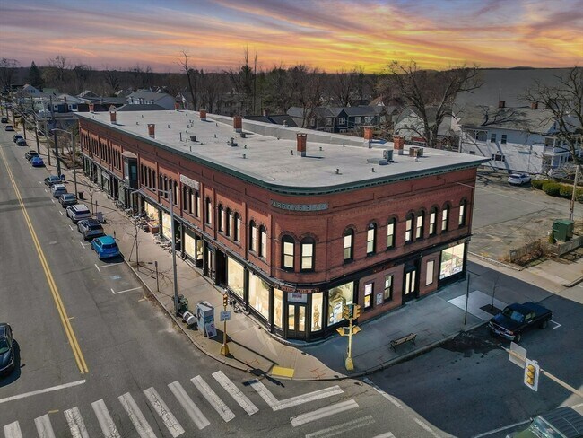 Foto del edificio - 82 1/2 Maple St