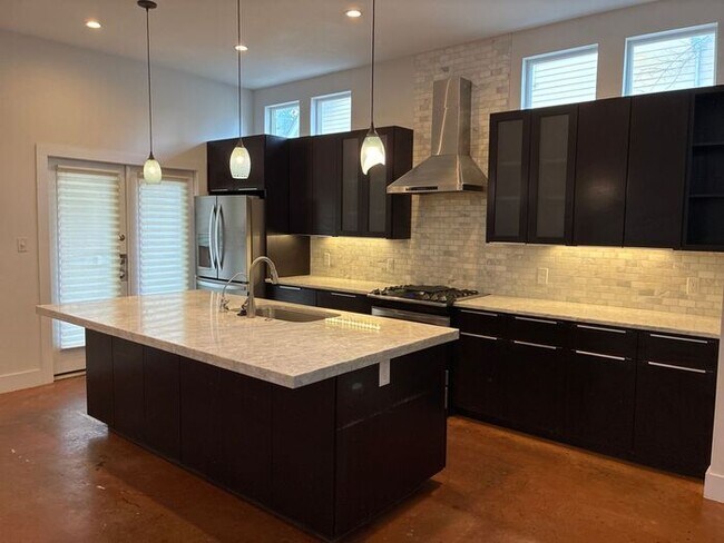 Foto del edificio - 3BR/2.5BA w/ Fenced Yard + Assigned Parking in Austin, TX