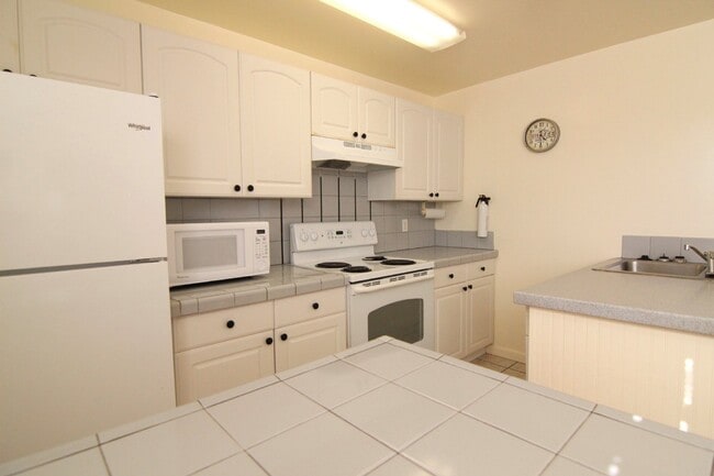 Building Photo - 3 bedroom 2 Baths