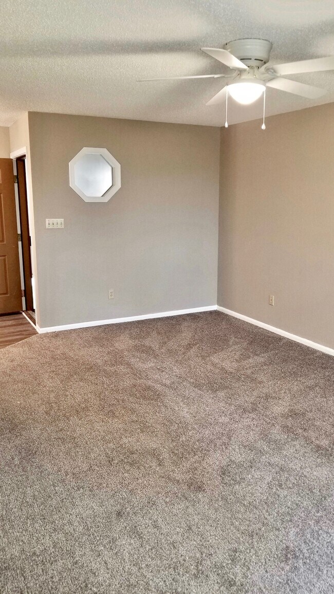 Building Photo - 121 N Crest Dr
