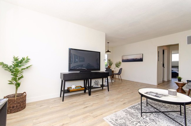 Foto del edificio - 4575 W Maplewood Ave