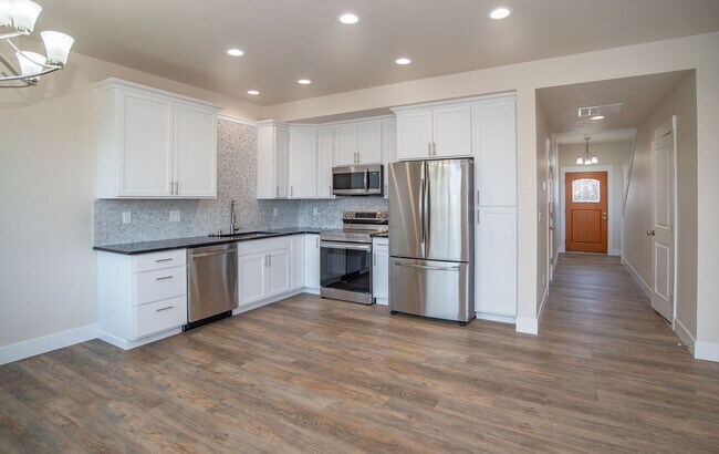 Building Photo - 320 N Moen Ln