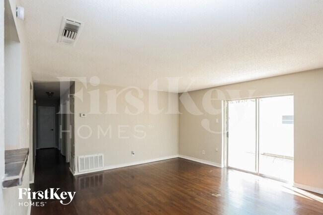 Foto del edificio - 908 Wandering Way Dr