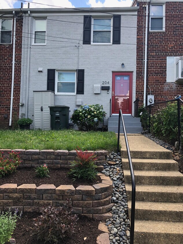Front - 204 Aspen St