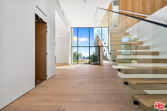 Building Photo - 2501 Banyan Dr