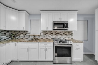 Building Photo - 77 Glenmont Dr W