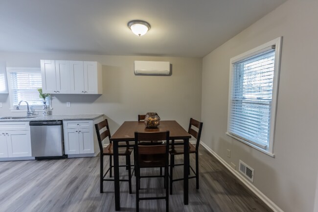 Building Photo - 586 Oakside Dr SW