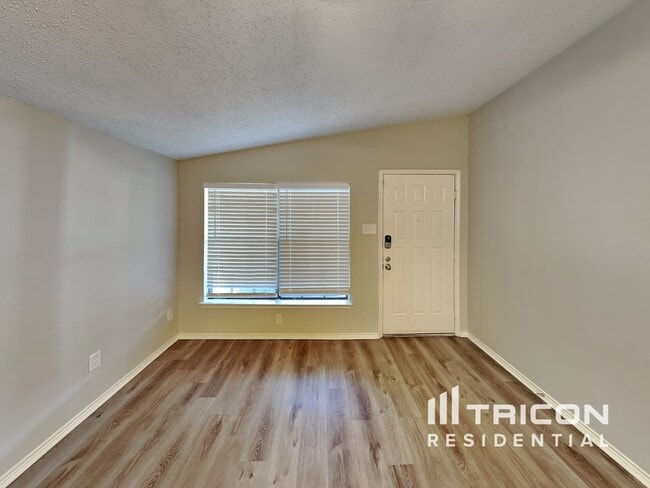 Building Photo - 4931 Darrow Ln