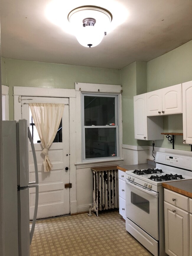 Building Photo - 822 W 35th St