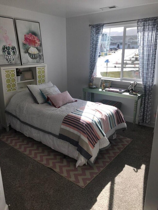 Foto del edificio - 4 Bedroom/2.5 Bathroom Townhome in Riverton