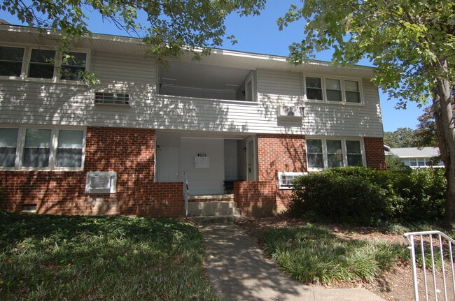 Building Photo - 2100 Sutton Dr