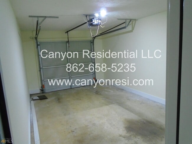 Building Photo - Beautiful 3b Room!Move in ready!