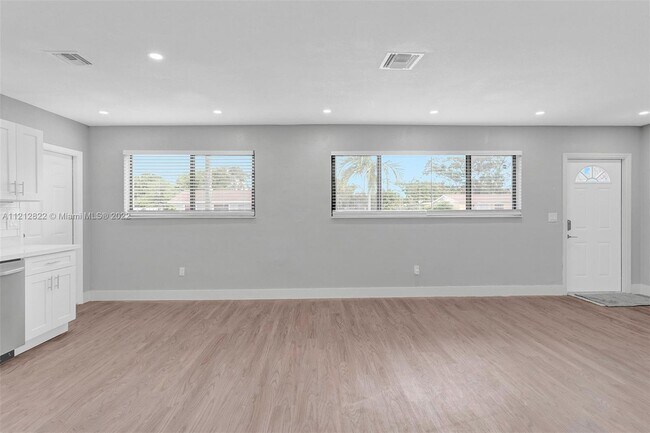 Foto del edificio - 1324 NE 151st St