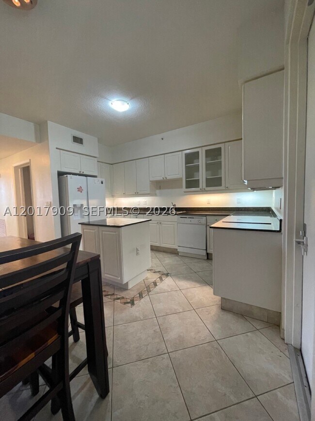 Foto del edificio - 717 Crandon Blvd