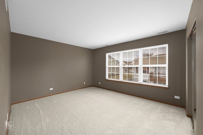 Foto del edificio - GORGEOUS 2 BEDROOM TOWNHOME LOCATED IN LINDENHURST AVAILABLE JUNE 14!