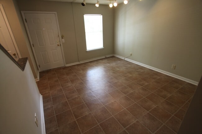 Photo - 2 Bed, 2 Bath Apartment – Close to Shoppin...