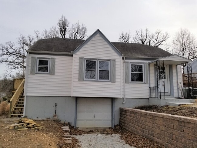 Building Photo - 3 bedroom 1 bath home with garage