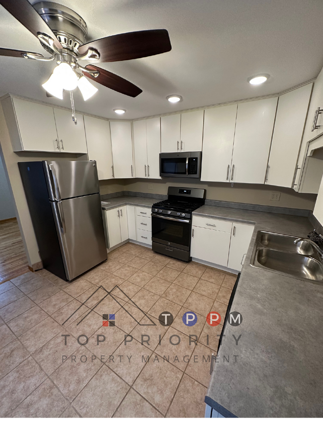 Building Photo - 2 Bedroom | 1 Bathroom Single-Family House...