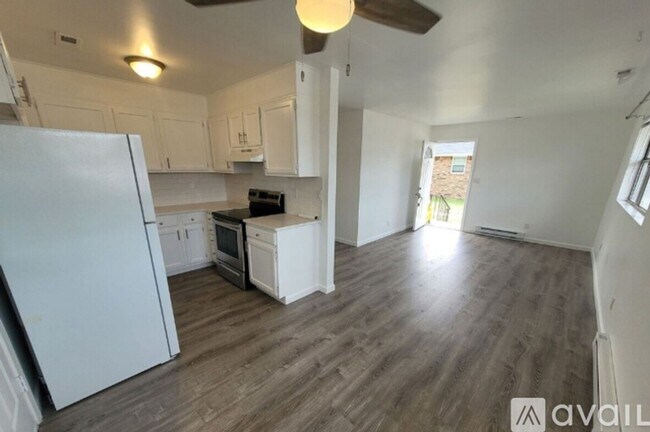 Building Photo - Private fenced in yard 2BR Duplex in East ...