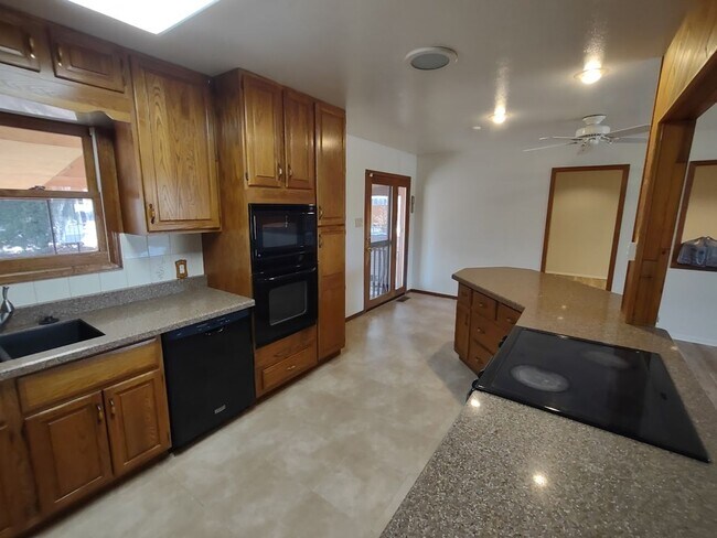 Foto del edificio - ALL PROSPECTIVE TENANTS MUST SUBMIT A $58 ...