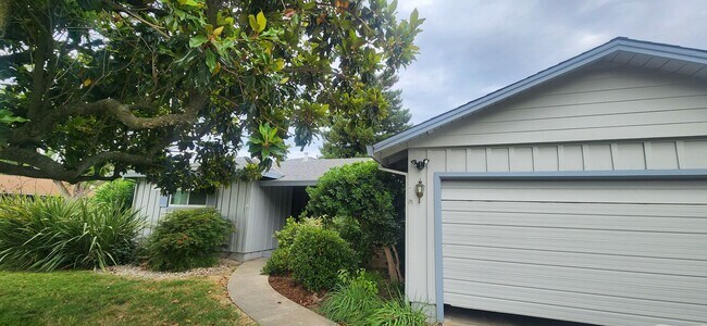 Building Photo - Beautifully Updated 3 Bedroom 2 Bathroom Home in the Highly Desirable S. Land park Neighborhood