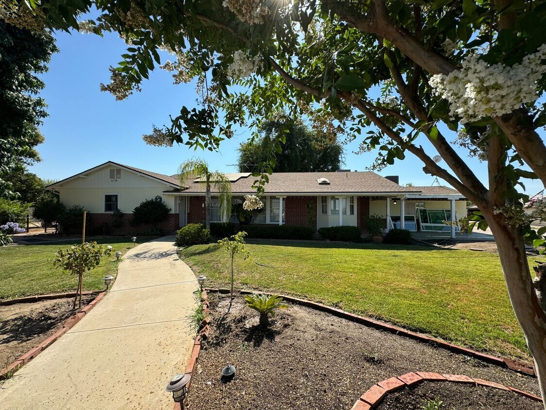 Primary Photo - Country Estate Living at its BEST - 4 Bedr...