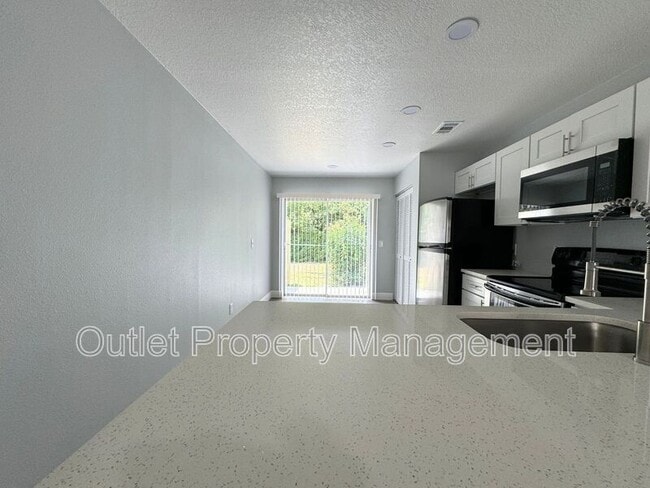 Building Photo - 440 S Hill Ave