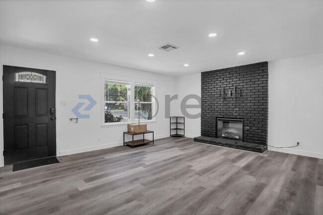 Building Photo - Unit